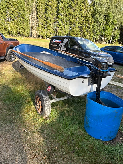 Fiskebåt med 4.5hk mercury inkl 30kärra 2 of 5