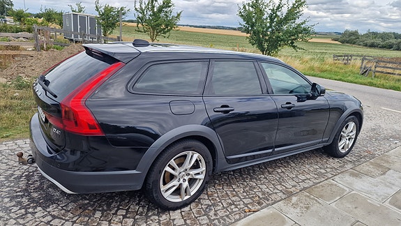 Volvo V90 Cross Country 2 of 3