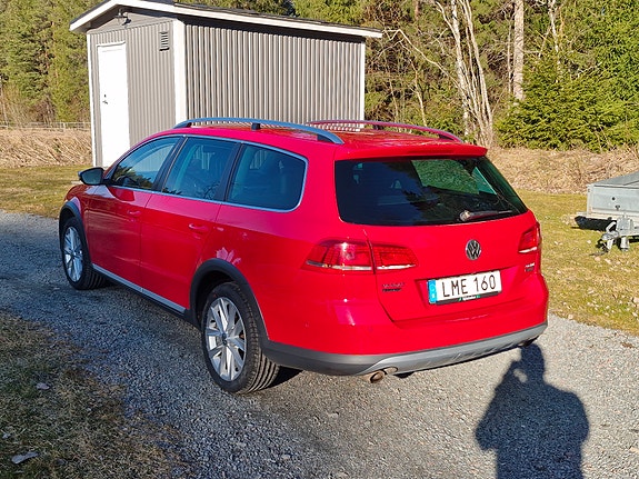 Volkswagen Passat Alltrack 2 of 3
