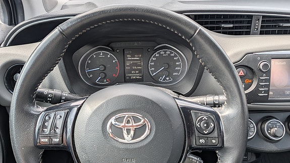 Toyota Yaris 7 of 7