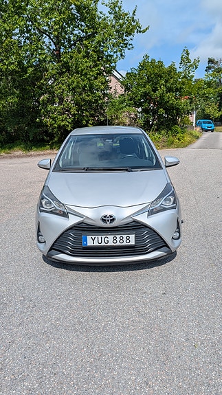 Toyota Yaris 2 of 7