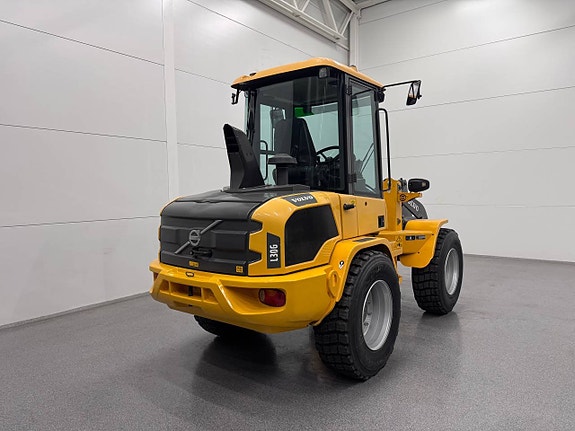 Volvo L30g med nya snödäck 2 of 5