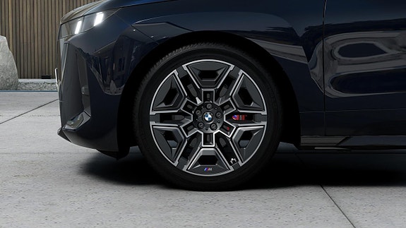 BMW iX 7 of 13
