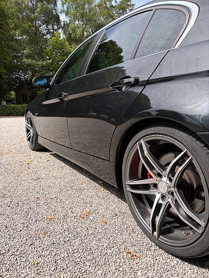 BMW 330d 3 of 5