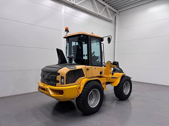 Volvo L30G  med nya snödäck 2 of 5