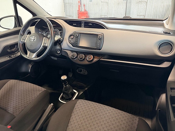 Toyota Yaris 15 of 17