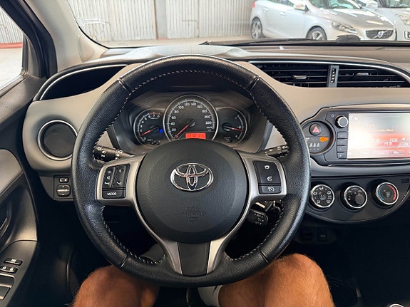 Toyota Yaris 7 of 17