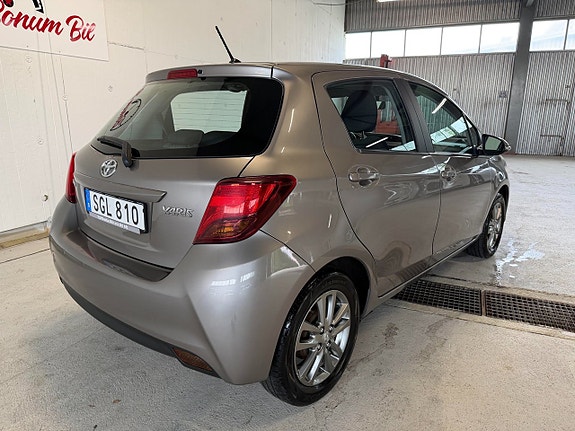 Toyota Yaris 4 of 17