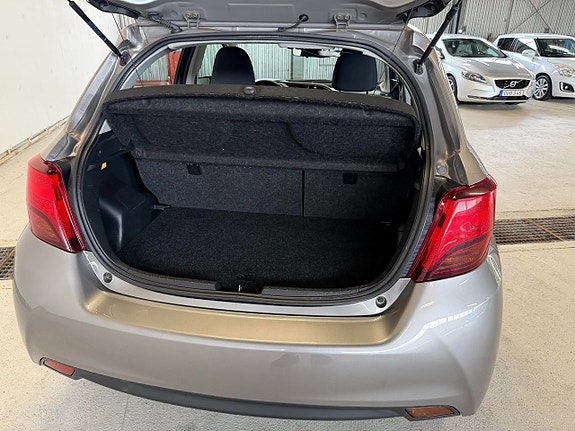 Toyota Yaris 13 of 17