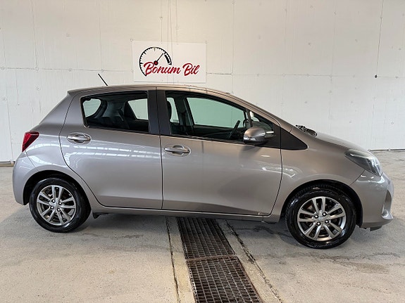 Toyota Yaris 5 of 17