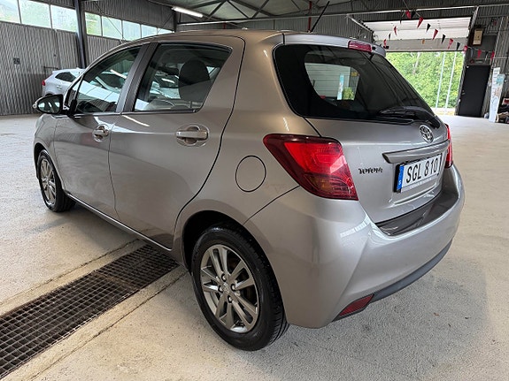 Toyota Yaris 3 of 17