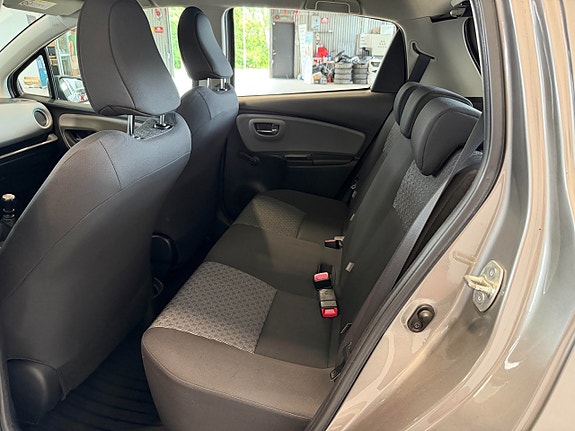 Toyota Yaris 12 of 17