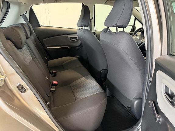 Toyota Yaris 14 of 17