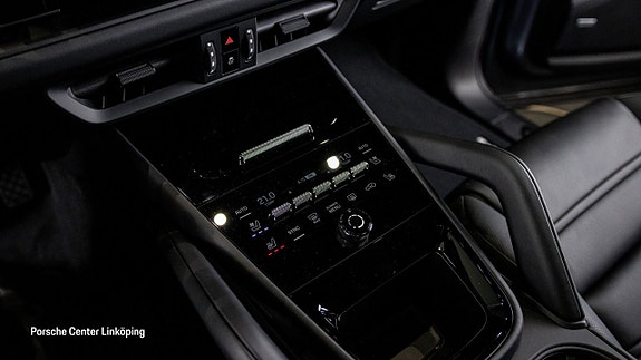 Porsche Cayenne 14 of 26