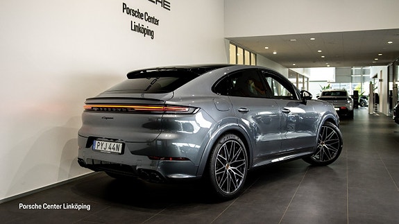 Porsche Cayenne 8 of 26