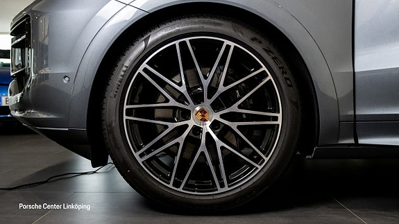 Porsche Cayenne 9 of 26