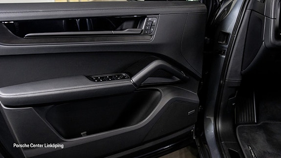 Porsche Cayenne 22 of 26