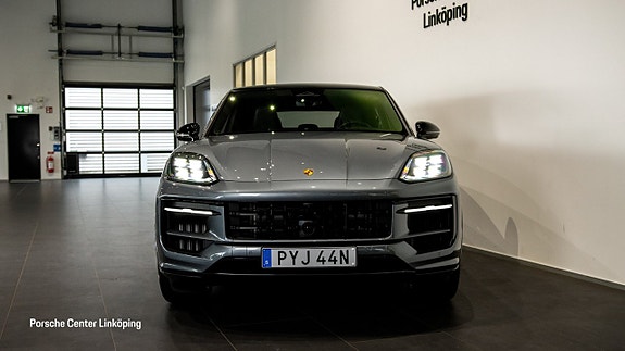 Porsche Cayenne 2 of 26