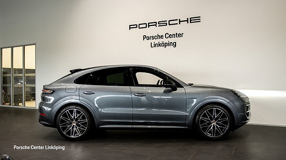 Porsche Cayenne 3 of 26