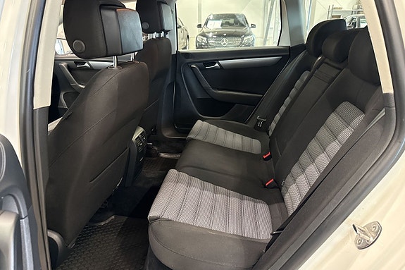 Volkswagen Passat 19 of 22