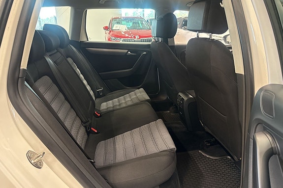 Volkswagen Passat 18 of 22