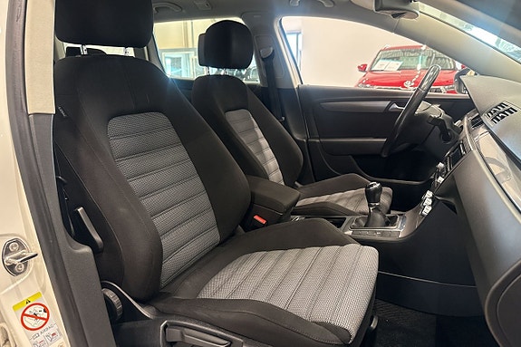 Volkswagen Passat 17 of 22