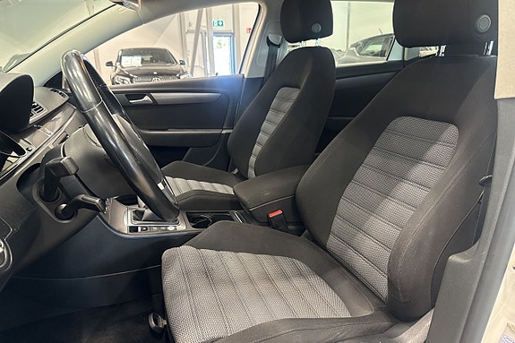 Volkswagen Passat 16 of 22