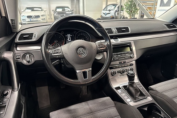 Volkswagen Passat 9 of 22
