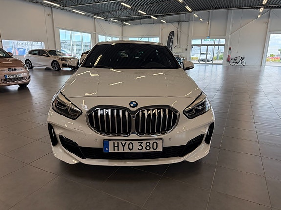 BMW 118i 2 of 11