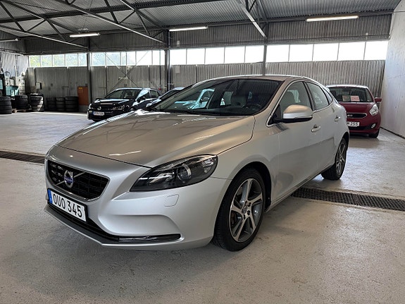 Volvo V40 2 of 22