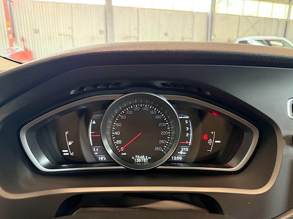 Volvo V40 8 of 22