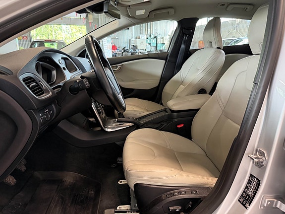 Volvo V40 13 of 22
