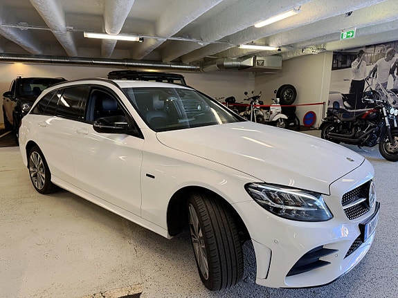 Mercedes-Benz C300 2 of 22