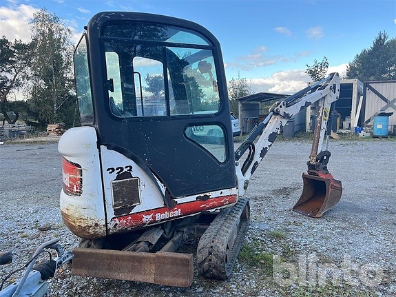 Minigrävare Bobcat 323 med 3 skopor samt tiltfäste 4 of 6