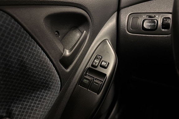 Toyota Yaris 12 of 16