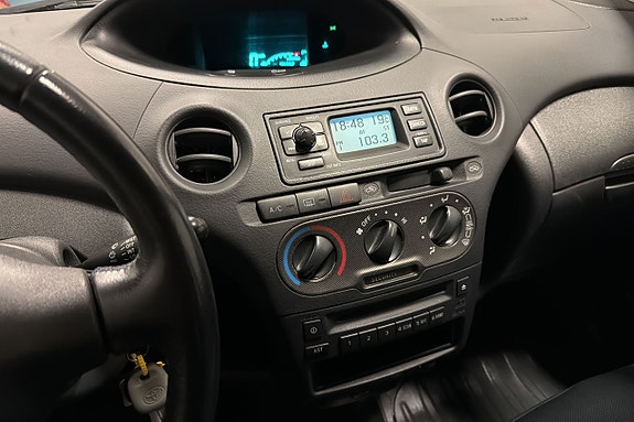 Toyota Yaris 8 of 16