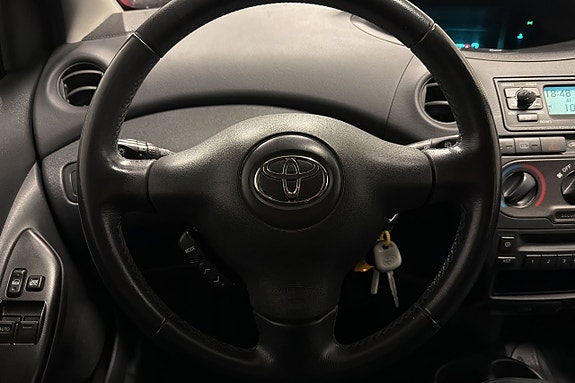 Toyota Yaris 7 of 16
