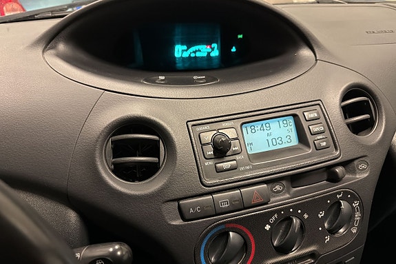 Toyota Yaris 9 of 16