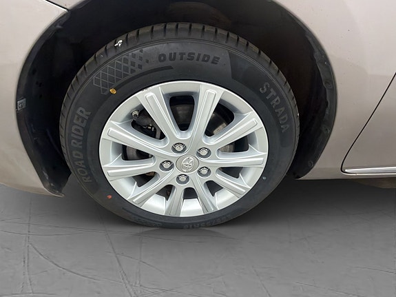 Toyota Auris 27 of 30