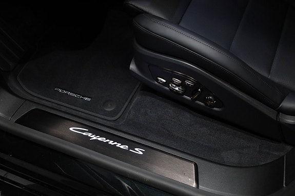 Porsche Cayenne 16 of 30
