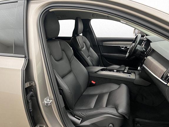 Volvo V90 Cross Country 10 of 30