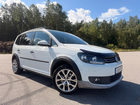 Volkswagen Touran Cross 2 of 11