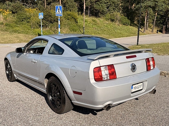 Ford Mustang 3 of 8