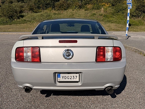 Ford Mustang 4 of 8