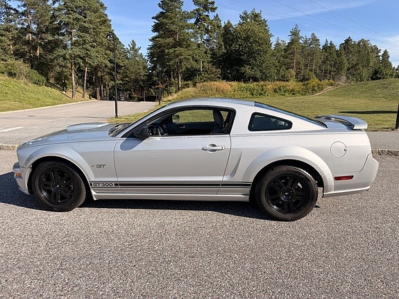 Ford Mustang 2 of 8