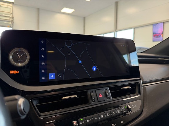 Lexus ES300h 12 of 27