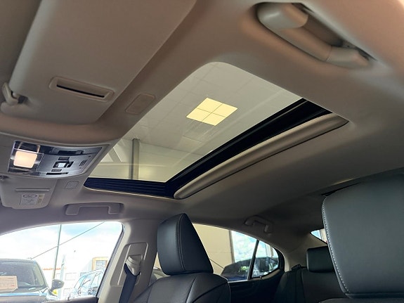 Lexus ES300h 3 of 27