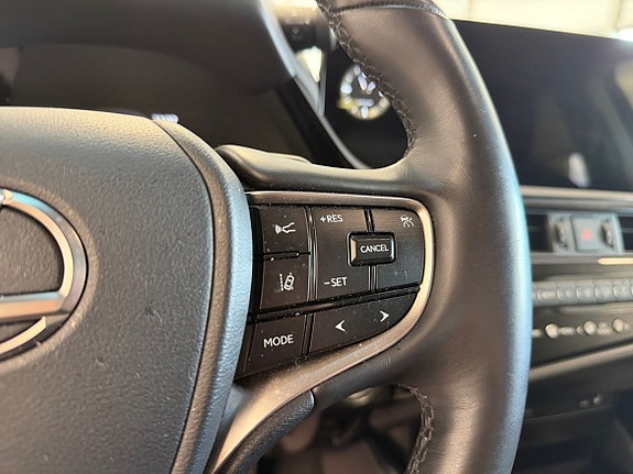 Lexus ES300h 10 of 27