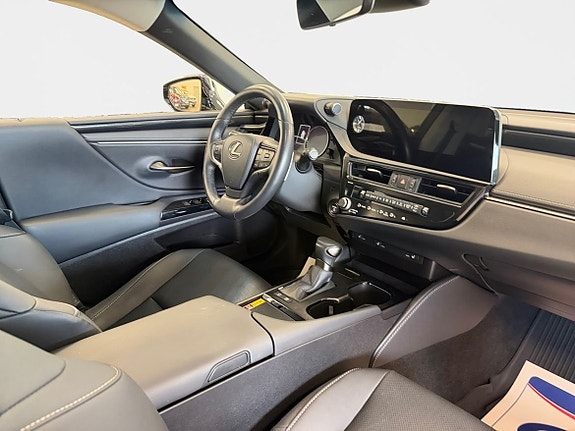 Lexus ES300h 17 of 27