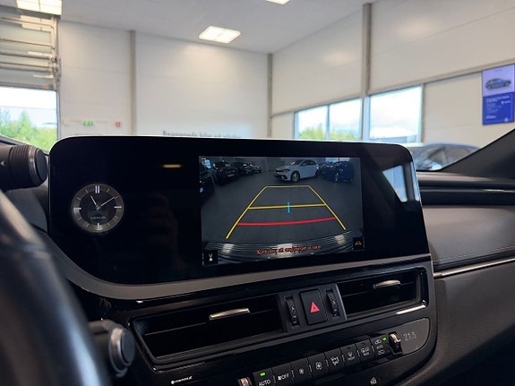 Lexus ES300h 11 of 27